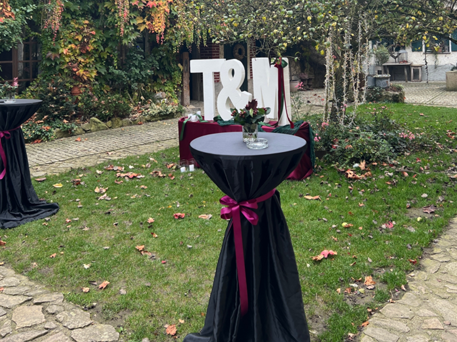 Stehtischhusse schwarz fließend